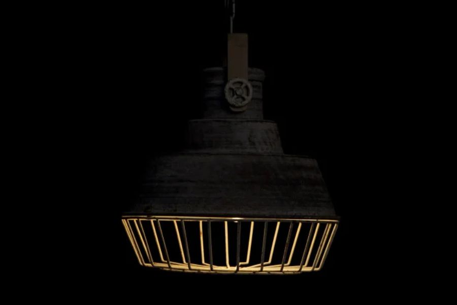 Lámpara de techo de metal y madera gris decapada estilo industrial - Imagen 2